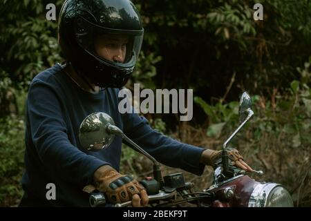 Un homme sur la moto sur la route dans le village de GOA Banque D'Images