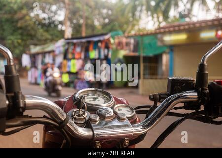 Conduire une moto donnant sur le bazar indien Banque D'Images