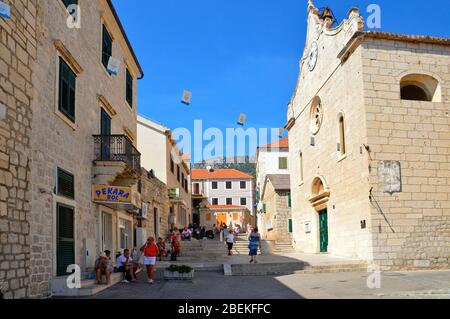 Vue panoramique sur bol, une ville de l'île de Brac, Croatie Banque D'Images