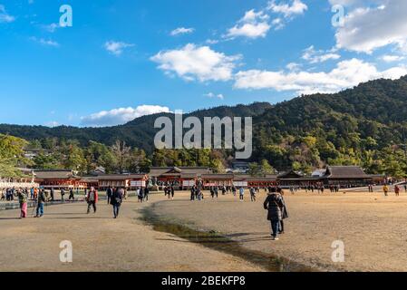 Sanctuaire d'Itsukushima sur l'île de Miyajima pendant les vacances de Hatsumode japonais du nouvel an Banque D'Images