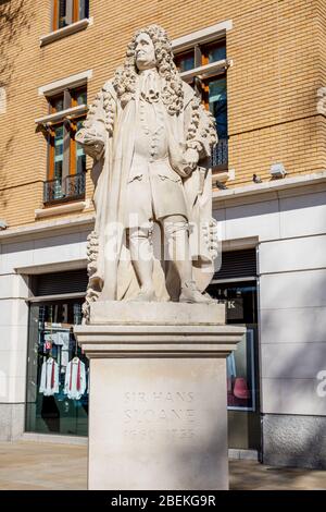 Statue de Sir Hans Sloane, 1ère Baronet, PRS FRS sur la place du Duc de York, près de Sloane Square, Kensington, Londres, Royaume-Uni; sculptée par Simon Smith, 2005 Banque D'Images