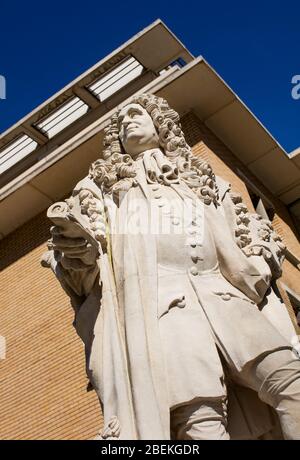 Statue de Sir Hans Sloane, 1ère Baronet, PRS FRS sur la place du Duc de York, près de Sloane Square, Kensington, Londres, Royaume-Uni; sculptée par Simon Smith, 2005 Banque D'Images