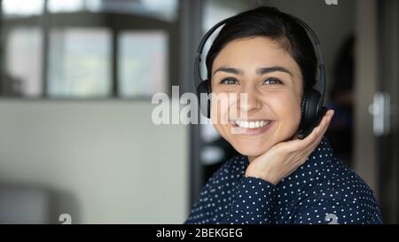 Portrait d'une femme indienne souriante dans un casque lors de consultations Banque D'Images