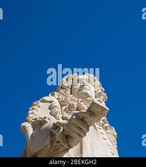 Statue de Sir Hans Sloane, 1ère Baronet, PRS FRS sur la place du Duc de York, près de Sloane Square, Kensington, Londres, Royaume-Uni; sculptée par Simon Smith, 2005 Banque D'Images