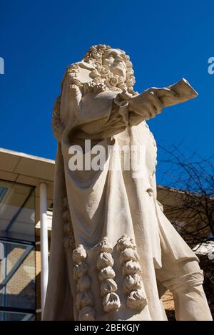 Statue de Sir Hans Sloane, 1ère Baronet, PRS FRS sur la place du Duc de York, près de Sloane Square, Kensington, Londres, Royaume-Uni; sculptée par Simon Smith, 2005 Banque D'Images