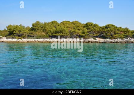 Paysage marin parmi les îles de la lagune bleue en Croatie Banque D'Images