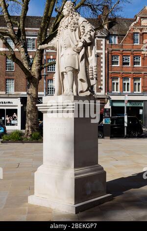 Statue de Sir Hans Sloane, 1ère Baronet, PRS FRS sur la place du Duc de York, près de Sloane Square, Kensington, Londres, Royaume-Uni; sculptée par Simon Smith, 2005 Banque D'Images