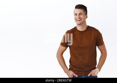 Concept de santé, de style de vie et d'émotions chez les hommes. Portrait d'homme charismatique caucasien, homme masculin regardant gauche avec sourire, regard et sourire heureux Banque D'Images