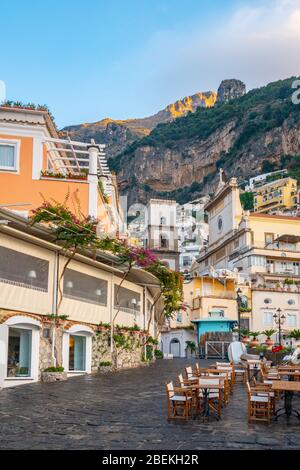 Rue étroite typique et maisons colorées dans la ville de Positano, côte amalfitaine Banque D'Images