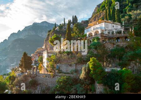 Rue étroite typique et maisons colorées dans la ville de Positano, côte amalfitaine Banque D'Images