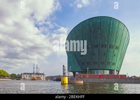 MUSÉE scientifique NEMO à Amsterdam, Pays-Bas, vue sur l'eau Banque D'Images