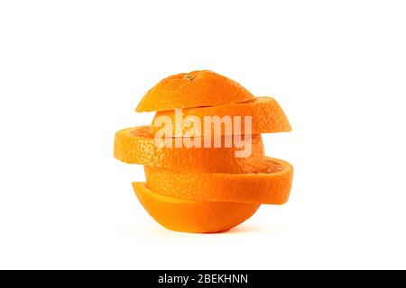 Tranches d'un fruit orange empilées sur un fond blanc isolé. Banque D'Images