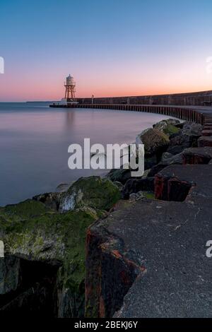 Le phare du village suédois Raa à la périphérie d'Helsingborg au coucher du soleil. Banque D'Images