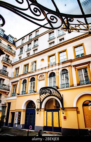 Paris, France. 12 avril 2020. L'hôtel Corona fermé pendant la pandémie de coronavirus.le Ministère de la Santé de France a enregistré au total 129,654 infections, 13,832 décès et 26,391 cas de maladie depuis le début de l'éclosion. Crédit: SOPA Images Limited/Alay Live News Banque D'Images