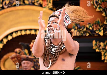 Portrait horizontal d'un guerrier tribal masculin dans une danse balinaise, Indonésie. Banque D'Images