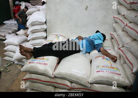 L'atmosphère de l'activité au marché principal du riz de Cipinang, Jakarta, Indonésie, lundi (4/13/2020). Le gouvernement provincial de la région de la capitale spéciale de Jakarta garantit que les stocks alimentaires seront sûrs pendant la mise en œuvre des restrictions sociales à grande échelle (PSBB) à Jakarta, pour briser la chaîne de la propagation du virus corona ou du Covid-19, qui a commencé vendredi dernier (10/4/2020). Même en accueillant Ramadan et Eid al-Fitr, la distribution de nourriture de l'extérieur et de l'intérieur de Jakarta est garantie par le gouvernement. Le stock de riz existant à Bulog, PT Food Station Tjipinang Jaya et ci Banque D'Images