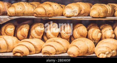 Croissants sur une vitrine dans une boulangerie Banque D'Images