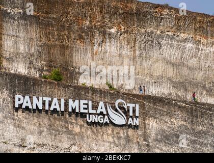Vue horizontale sur la plage de Melasti signe sur la falaise dans le sud de Bali, Indonésie. Banque D'Images