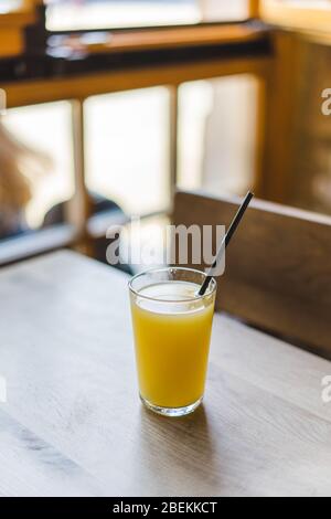 Verre de jus d'orange frais pour le café. Jus d'orange Banque D'Images