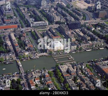Amsterdam, Hollande, 24 août - 1987: Photo aérienne historique du théâtre Carre néo-Renaissance près de la rivière Amstel Banque D'Images