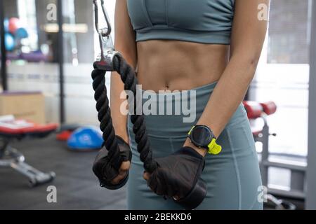 Femme entraînement avec machine. Banque D'Images