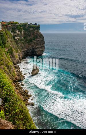 Vue verticale du temple d'Uluwatu à Bali, Indonésie. Banque D'Images