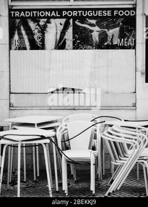 Les terrasses de cafés et de restaurants sont fermées en raison du coronavirus dans le centre-ville de Lisbonne, Portugal, avril 2020 Banque D'Images