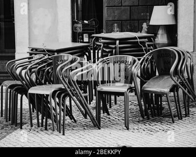 Les terrasses de cafés et de restaurants sont fermées en raison du coronavirus dans le centre-ville de Lisbonne, Portugal, avril 2020 Banque D'Images