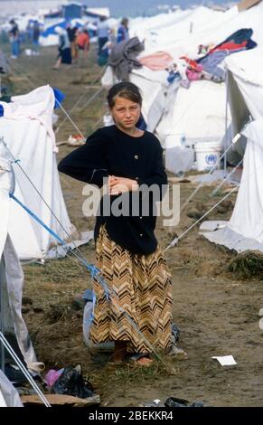 1995 Tuzla, Bosnie - enfant réfugié sans domicile au camp de réfugiés temporaires de l'aérodrome de Tuzla pour les musulmans bosniaques qui fuient le massacre de Srebrenica pendant la guerre de Bosnie Banque D'Images