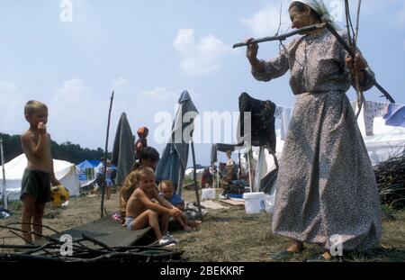 1995 Tuzla, Bosnie - enfants réfugiés sans abri et femmes âgées au camp de réfugiés temporaire de l'ONU de Tuzla pour les musulmans bosniaques qui fuient le massacre de Srebrenica pendant la guerre de Bosnie Banque D'Images