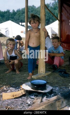 1995 Tuzla, Bosnie - enfants réfugiés sans abri dans le camp de réfugiés temporaires de l'aérodrome de Tuzla pour les musulmans bosniaques qui fuient le massacre de Srebrenica pendant la guerre de Bosnie Banque D'Images