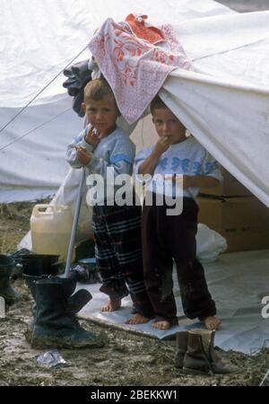 1995 Tuzla, Bosnie - enfants réfugiés sans abri dans le camp de réfugiés temporaires de l'aérodrome de Tuzla pour les musulmans bosniaques qui fuient le massacre de Srebrenica pendant la guerre de Bosnie Banque D'Images