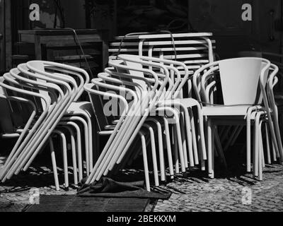 Les terrasses de cafés et de restaurants sont fermées en raison du coronavirus dans le centre-ville de Lisbonne, Portugal, avril 2020 Banque D'Images