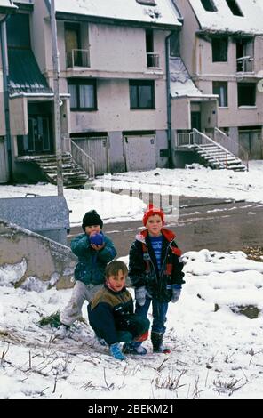 Sarajevo 1995 - des enfants qui jouent dans la neige dans un logement frappé par les bombardements serbes pendant le siège de Sarajevo, en Bosnie-Herzégovine Banque D'Images