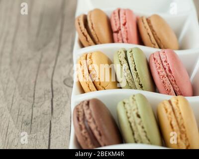 Macrons colorés sur fond de bois turquoise Banque D'Images