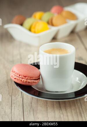 Macrons colorés sur fond de bois turquoise Banque D'Images