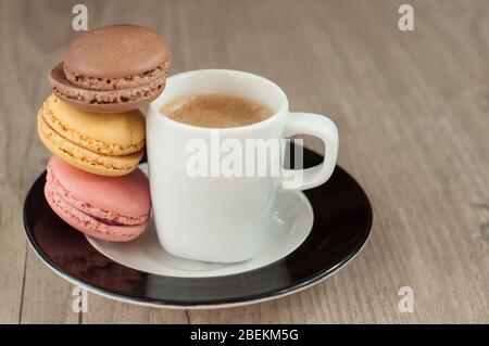 Macrons colorés sur fond de bois turquoise Banque D'Images