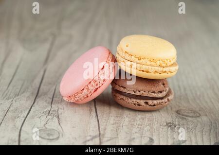Macrons colorés sur fond de bois turquoise Banque D'Images