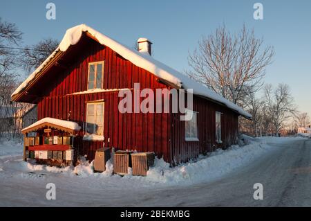 Ski, Norvège 30 décembre 2009 : hiver difficile en Norvège, montagnes de neige dans la rue. Maison typique en bois et l'endroit pour boîtes aux lettres. Banque D'Images