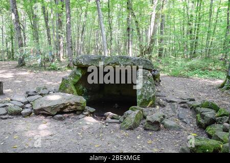 Dolmen de Shapsug. Forêt dans la ville près du village de Shapsugskaya, les sites touristiques sont dolmens et ruines de la civilisation ancienne. Banque D'Images