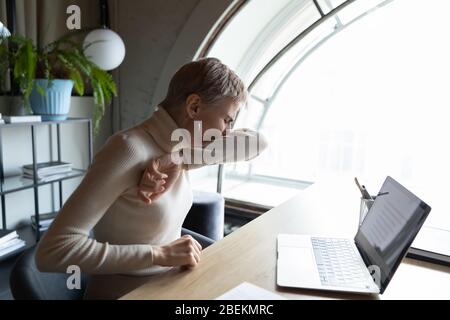 Toux malsaine de la femme de l'employé obtenir des symptômes de coronavirus Banque D'Images