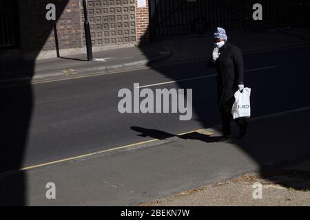 Mabley Green, Londres, Royaume-Uni. 14 avril 2020. Les membres du public peuvent être vus à Mabley Green, Hackney Wick, dans l'est de Londres; faire des exercices quotidiens, du skateboard et de la marche. Le public était en ordre de rester à la maison, seuls les voyages essentiels et l'exercice quotidien sont autorisés; en raison de l'éclosion de coronavirus. Crédit: Marcin Nowak/Alay Live News Banque D'Images