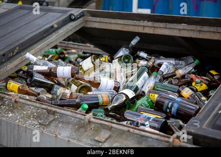 Bordeaux , Aquitaine / France - 03 30 2020 : bouteilles en verre contenant entièrement recyclé dans la rue de la ville Banque D'Images