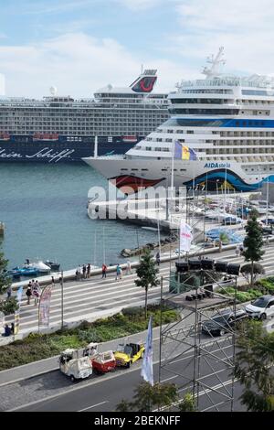 Deux bateaux de croisière amarrés au port de Madère de Funchal Banque D'Images