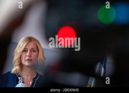 Schwerin, Allemagne. 14 avril 2020. Manuela Schwesig (SPD), le Ministre Président de la Mecklembourg-Poméranie occidentale, répond aux questions des représentants des médias lors d'une conférence de presse à la suite de consultations entre le gouvernement de l'État et des experts médicaux sur l'assouplissement possible des restrictions de contact dans la crise de Corona. Les mesures drastiques visant à contenir l'épidémie de corona ont jusqu'à présent été limitées jusqu'au 19.04.2020. Crédit: Jens Büttner/dpa-Zentralbild/dpa/Alay Live News Banque D'Images