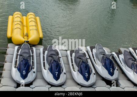 Bordeaux , Aquitaine / France - 03 03 2020 : yamaha location de jet skis personnels de motomarines garés sur ponton flottant de location d'embarcations Banque D'Images