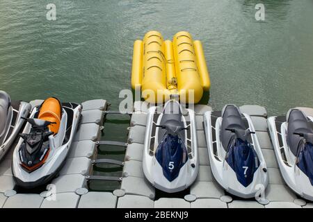 Bordeaux , Aquitaine / France - 03 03 2020 : yamaha Personal Watercraft jet skis garés sur le ponton flottant de location d'embarcations Banque D'Images