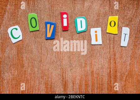 Covidiot nouveau nom pour les personnes qui paniquent sur le coronavirus et acheter du papier toilette et des produits essentiels. L'homme tient de nombreux rouleaux d'un papier toilette dans un sac de shopping Banque D'Images