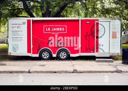 Juin 2018 - Montréal Canada : librairie mobile de camions ou de remorques dans le jardin de l'Université McGill à Montréal, Québec, Canada. Banque D'Images