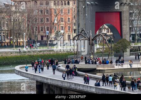 La passerelle à côté du Guggenheim avec Louise Bourgeois Maman, Bilbao Banque D'Images